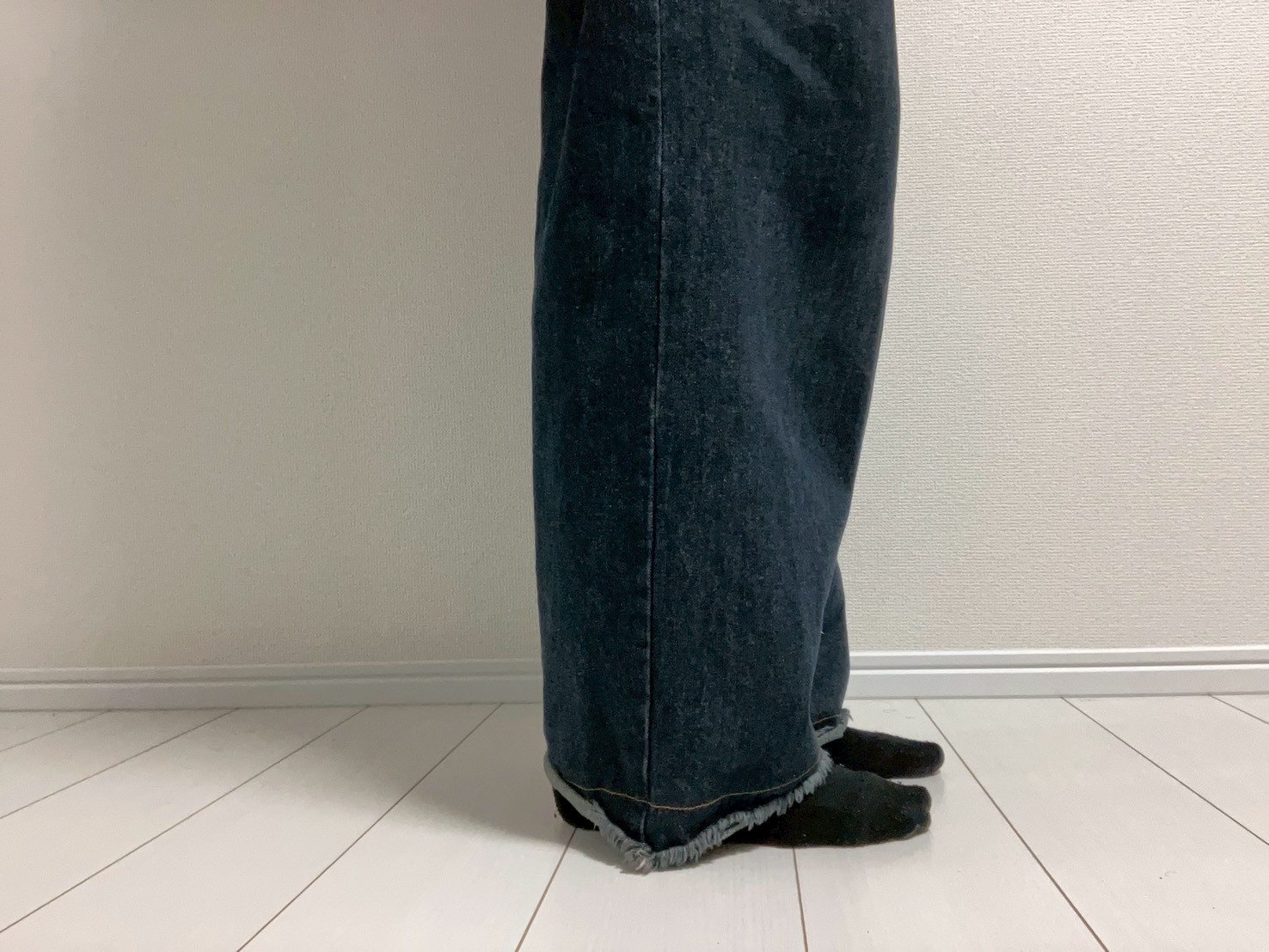 soerte ワイドストレートデニムパンツ スニーカー合わせ横