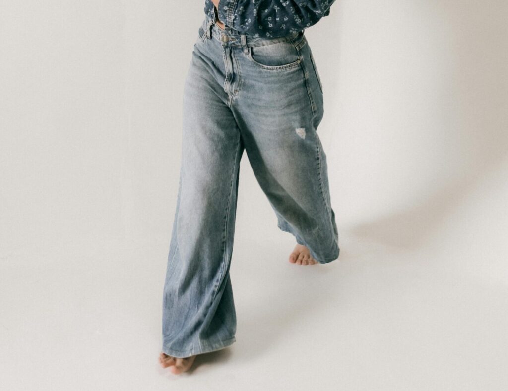 デニムのワイドパンツをアップにしている画像