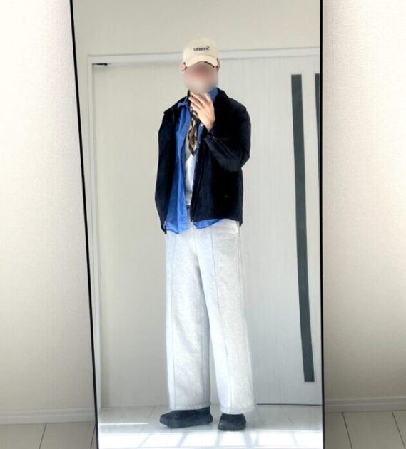 スウェットワイドパンツのシルエットをきれいに生かしたコーディネート