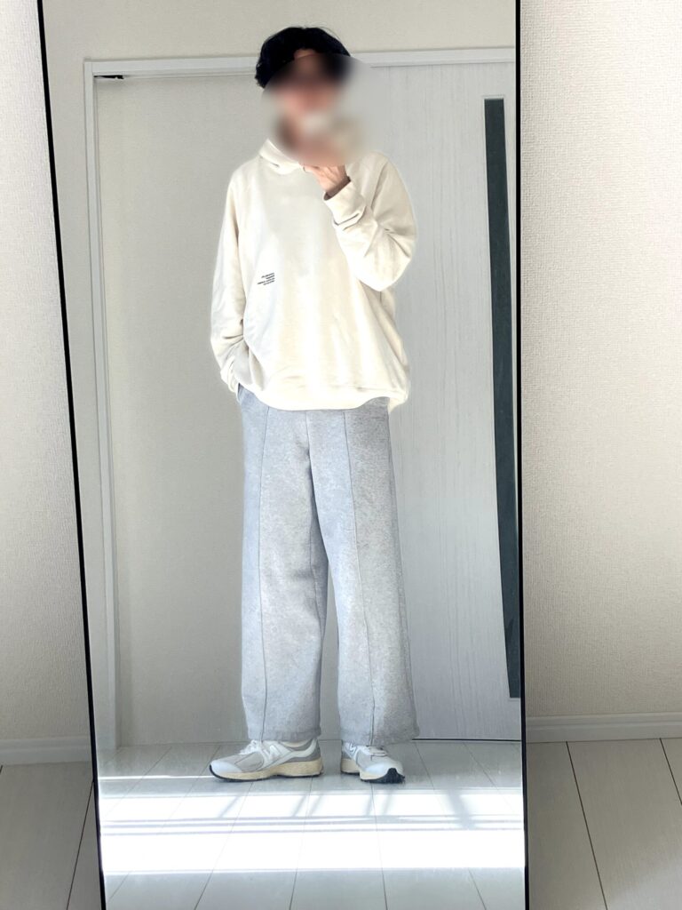 スウェットワイドパンツを履いたIラインシルエット