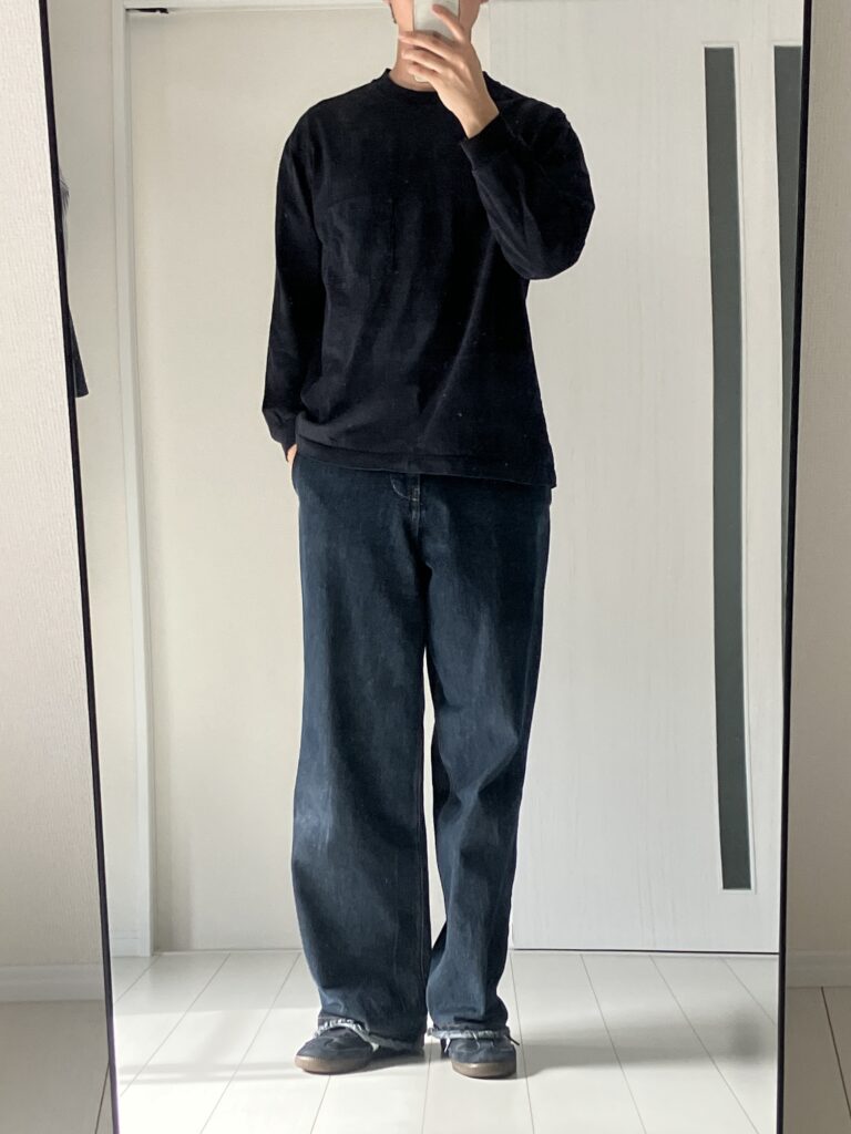 ユニクロのクルーネックTシャツ(ブラック)を着用